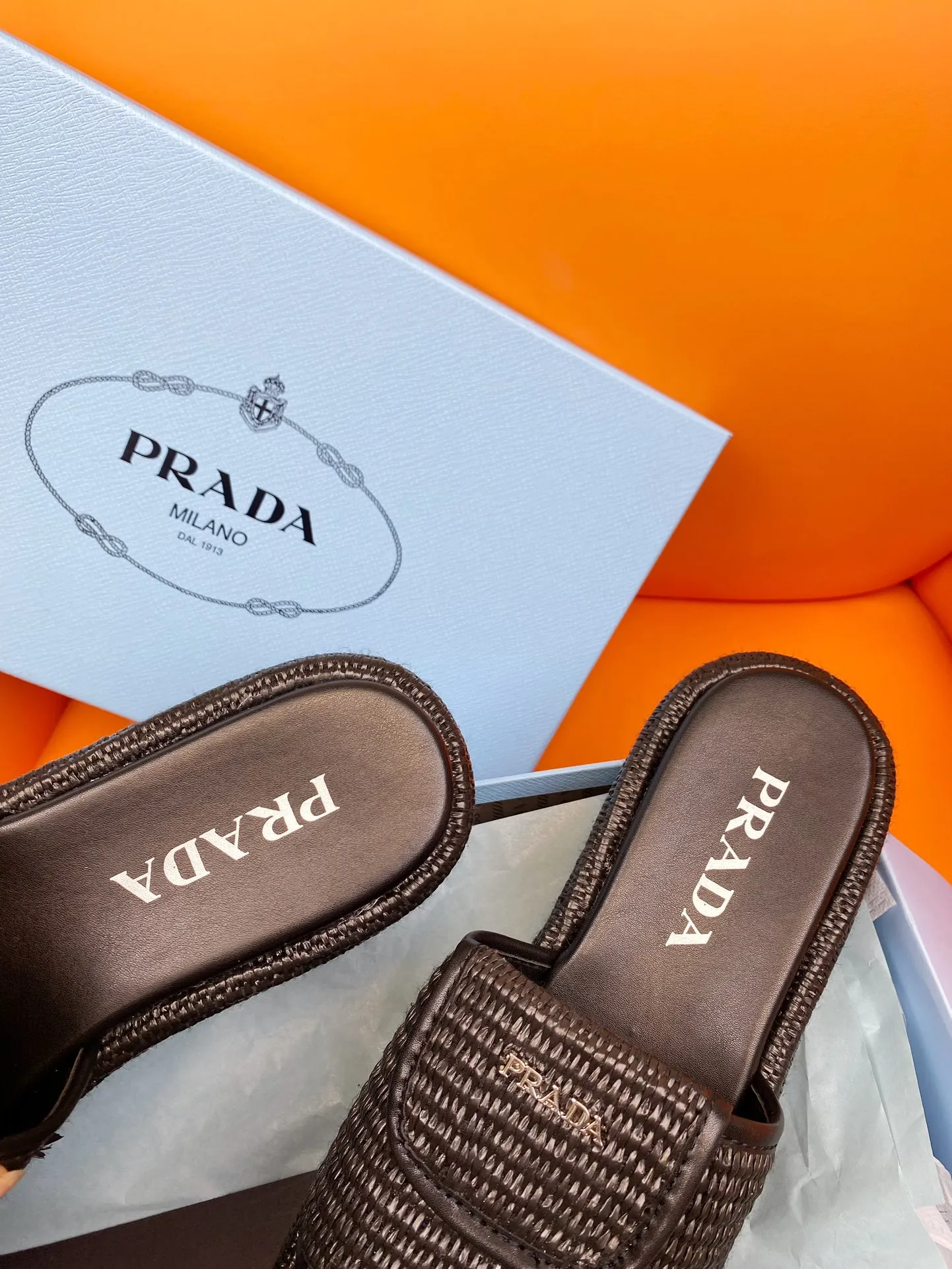 👟👟Ex-factory price 520👟👟 PRADA 2024ss raffia woven slippers This year's popular straw series, lazy people's must-have slippers are so good-looking on the feet. The whole pair of shoes is light, comfortable and bright colors meet the various choices of fashionable people of different styles! Original custom-made raffia Sheepskin lining 1:1 open mold outsole Size number: 35-39 (40 customizations are not returnable)